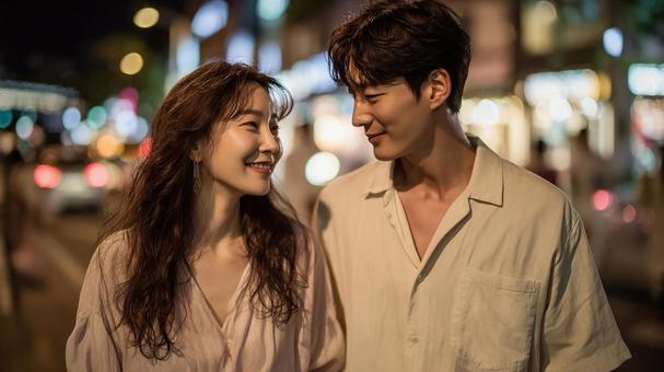 ロマンチックな夜のデート風景の写真