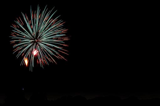 カラフルな打ち上げ花火 カラフルな打ち上げ花火の写真