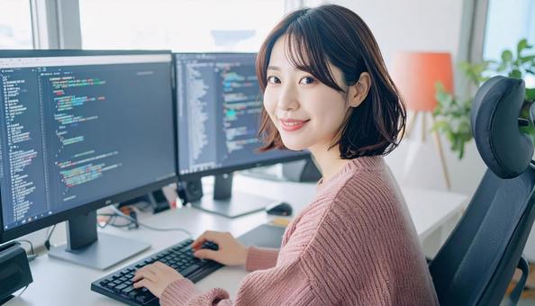 プログラミングをする女性エンジニア プログラミングをする女性エンジニアの写真