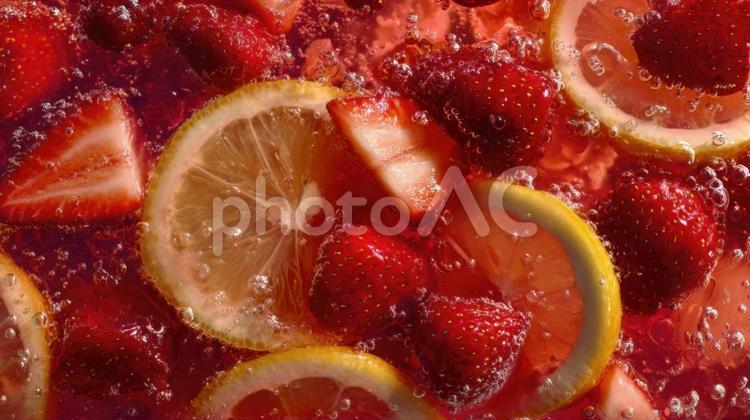 炭酸水に沈むレモンといちご レモン,いちご,フルーツの写真素材