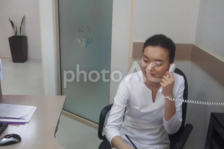 歯科の受付の女性4 歯医者,受付,女性の写真素材