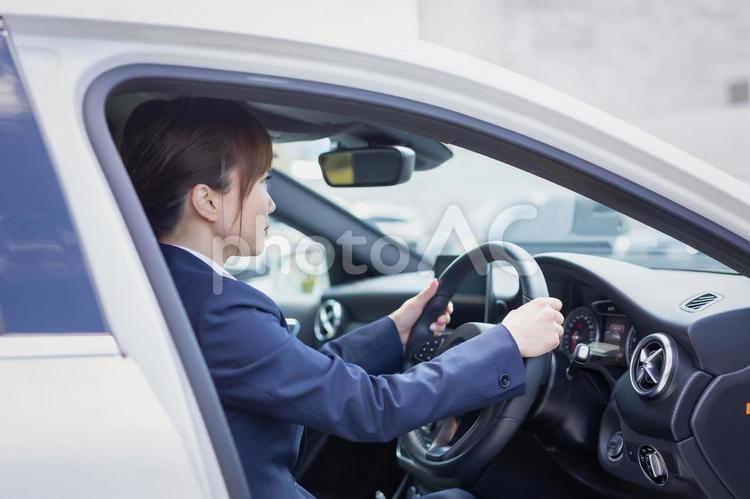 車に乗るビジネスウーマン 車,乗る,女性の写真素材