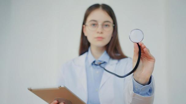 聴診器をかかげる女性 医療,予防,保険の写真素材