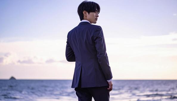 未来を見つめ希望を抱くビジネスマン後ろ姿 未来を見つめ希望を抱くビジネスマン後ろ姿の写真