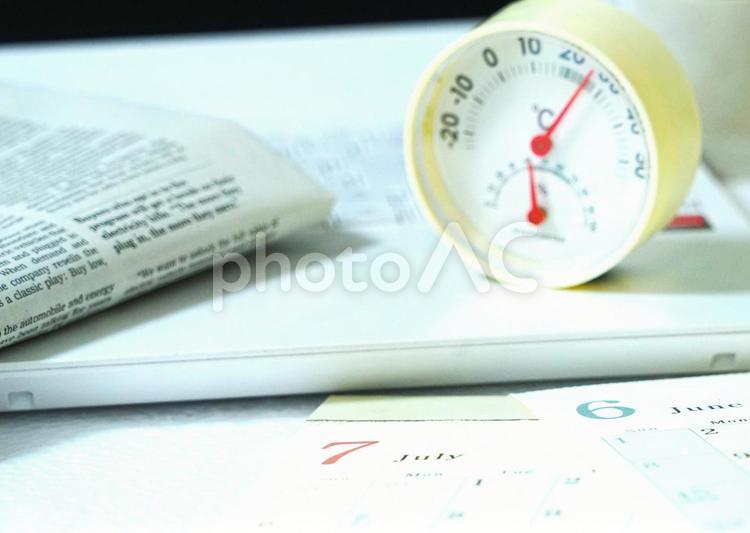オフィスの温湿度計② 温湿度計,新聞,パソコンの写真素材