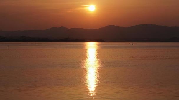 夏の夕日とオレンジの海 夏の夕日とオレンジの海の写真