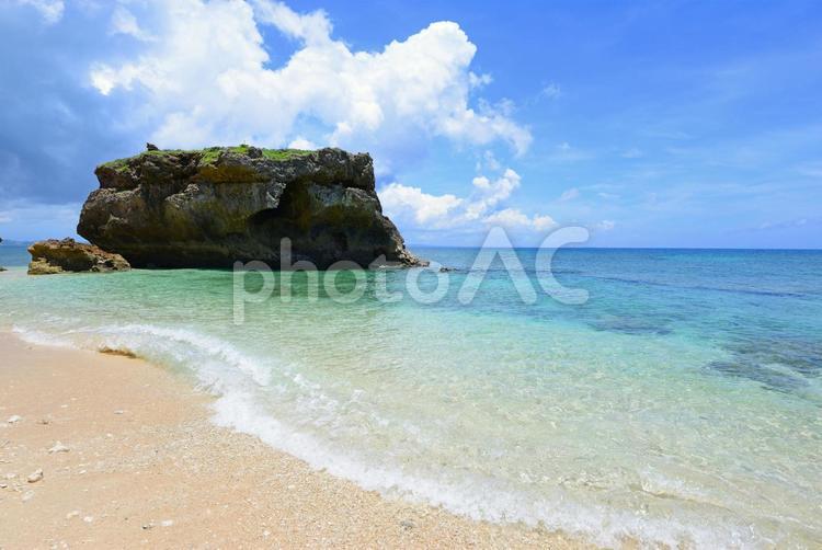 沖縄の青い海と大きな岩 沖縄,海,自然の写真素材