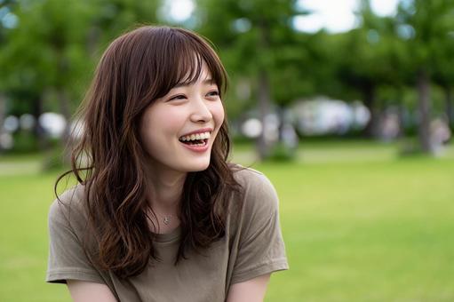 公園で笑う日本人女性 公園で笑う日本人女性の写真