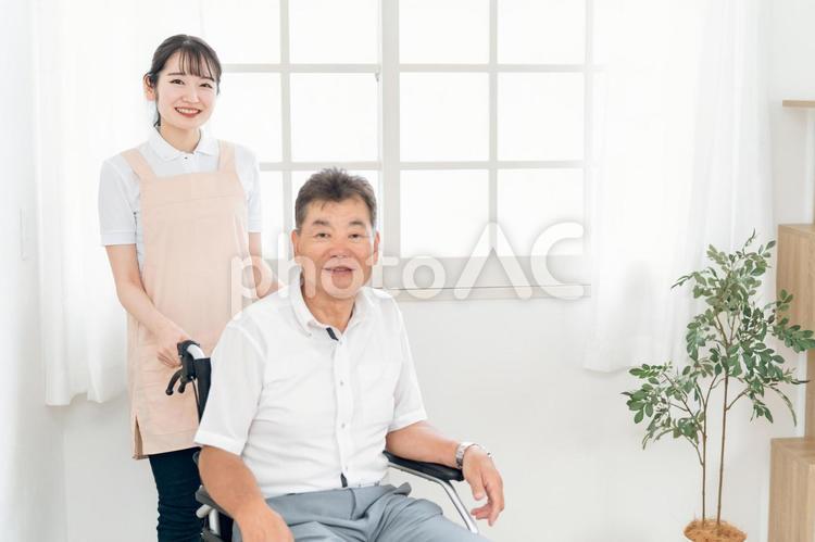 介護士と高齢者男性 高齢者,介護,老人ホームの写真素材