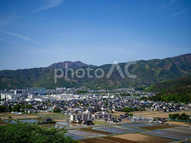 松本市とアルプスの山々を望む 古墳,癒やし,初夏の写真素材