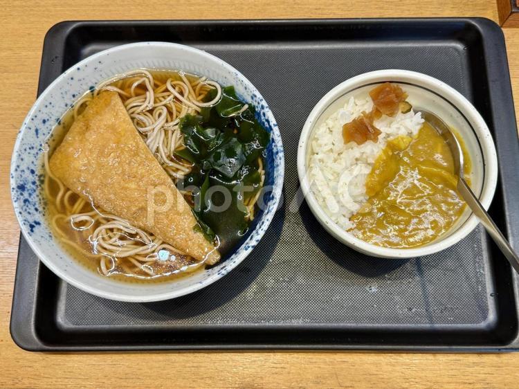 温かいきつねそばとカレー丼のセット きつねそば,キツネそば,温かいの写真素材