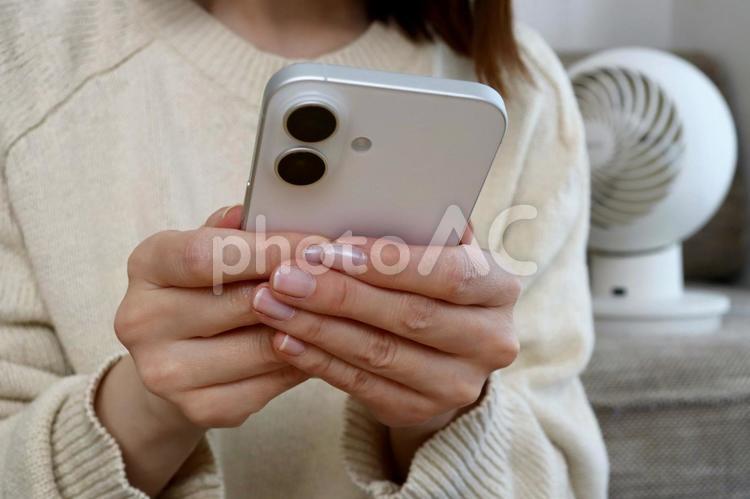 スマホを持つ女性の手 スマホ,女性,スマートフォンの写真素材