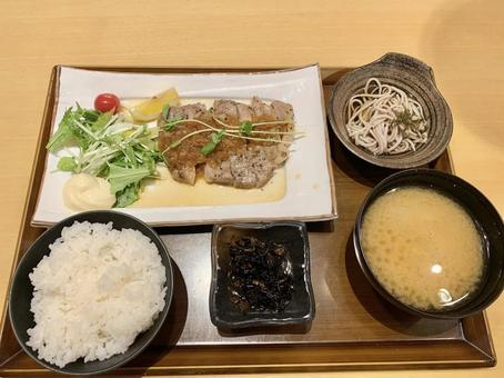 お肉と蕎麦の和定食 お肉と蕎麦の和定食 食べ物,定食,ランチの写真素材