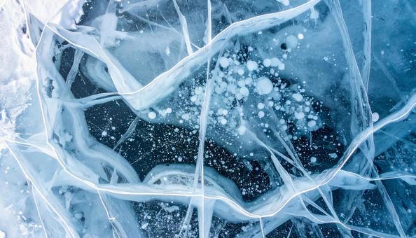 氷に閉じ込められた気泡とひび割れの模様 氷に閉じ込められた気泡とひび割れの模様の写真