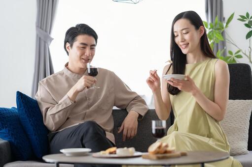 リビングでワインを飲むミドルの夫婦 乾杯,夫婦,ワインの写真素材