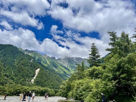 夏の穂高連峰と河原の風景 夏の穂高連峰と河原の風景の写真