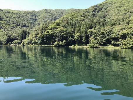 水上から見る湖面と空 中綱湖 水上から見る湖面と空 中綱湖の写真