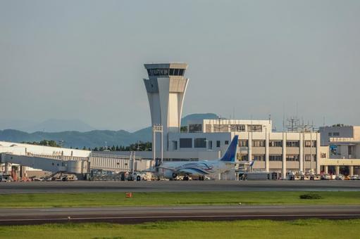 夕方の風が教えてくれる旅 飛行機,航空機,旅客機の写真素材
