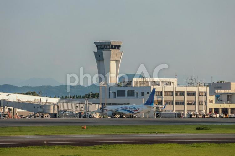 夕方の風が教えてくれる旅 飛行機,航空機,旅客機の写真素材