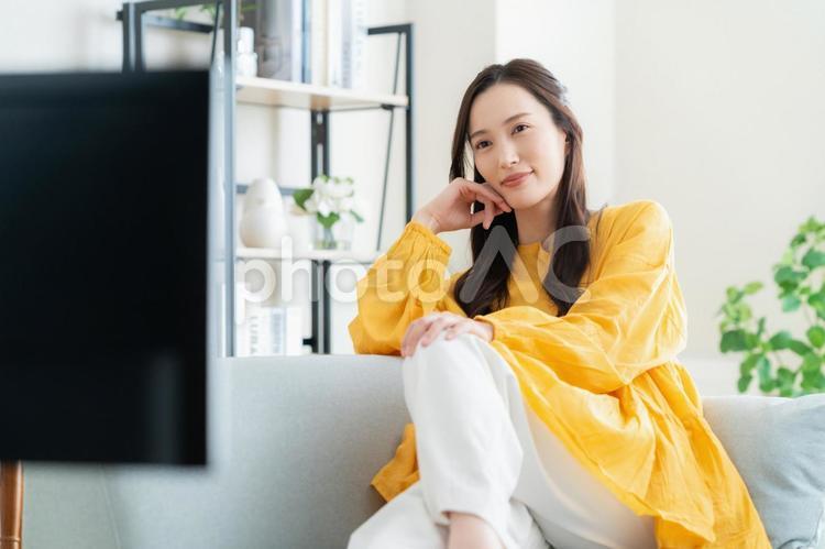 リビングでテレビを見る若い女性 女性,テレビ,映画鑑賞の写真素材