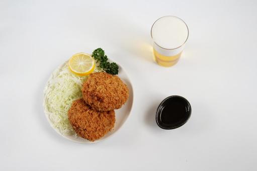 メンチカツとビールの食事 メンチカツとビールの食事 メンチカツ,ビール,キャベツの写真素材
