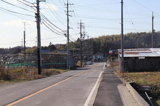 錆びれた旧国道沿いにトタン屋根の倉庫 錆びれた旧国道沿いにトタン屋根の倉庫の写真
