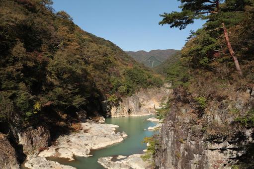 秋光の峡 秋光の峡 清流,岩肌,秋の彩りの写真素材