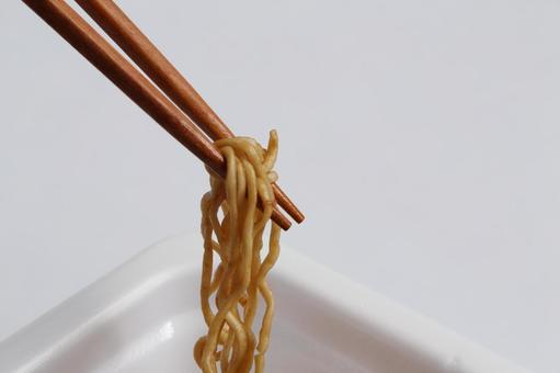箸で持つ焼きそばの麺 箸で持つ焼きそばの麺 焼きそば,麺,箸の写真素材