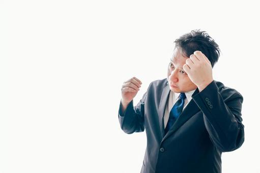 抜け毛に悩むスーツを着た中年男性 抜け毛に悩むスーツを着た中年男性 ビジネスマン,aga,エイジングの写真素材