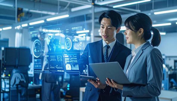 ホログラムのデータを見ながら議論 ホログラムのデータを見ながら議論の写真