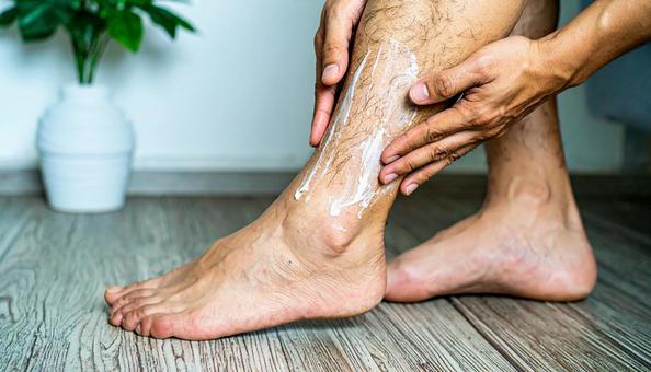 脚のムダ毛処理をする男性 脚のムダ毛処理をする男性の写真