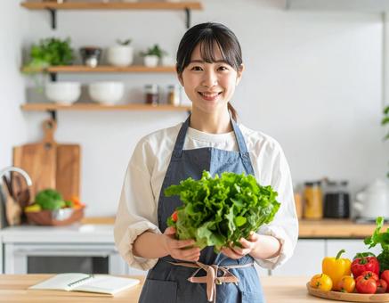 料理する女性 料理する女性の写真