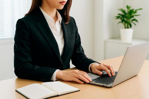 ビジネスシーンで資料を確認する女性社員 ビジネスシーンで資料を確認する女性社員の写真