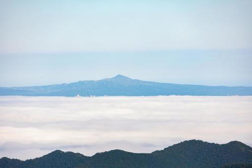 知床峠から見える雲海と国後島 知床峠から見える雲海と国後島 知床峠,国後島,道東の写真素材