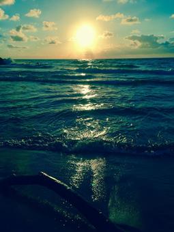 夕日前の海（日本海の夕日） 光の道,砂浜,海岸の写真素材