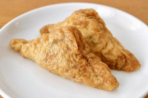 いなり寿司(三角形) いなり寿司(三角形) いなり寿司,お稲荷さん,和食の写真素材