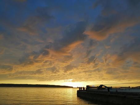 夕焼け空と海 夕焼け空と海の写真
