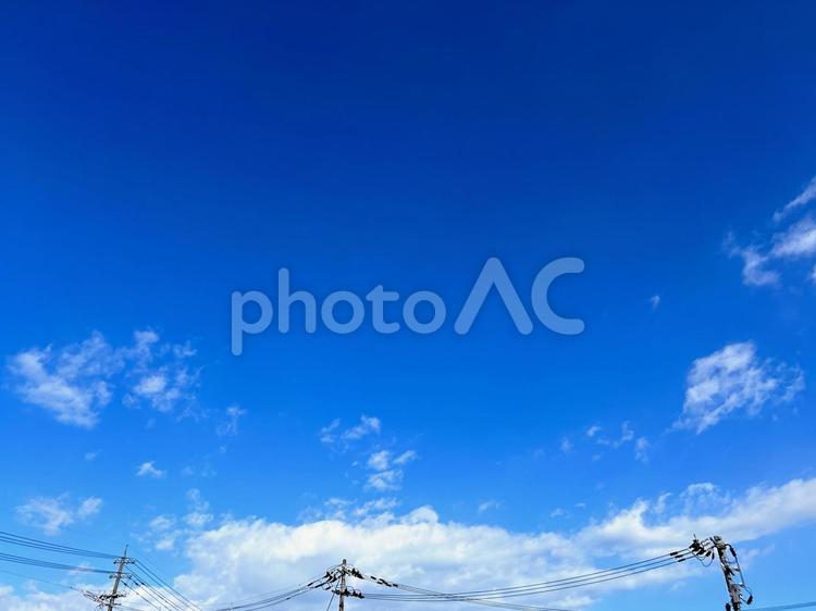 電線と並行する雲 空,自然,風に吹かれての写真素材