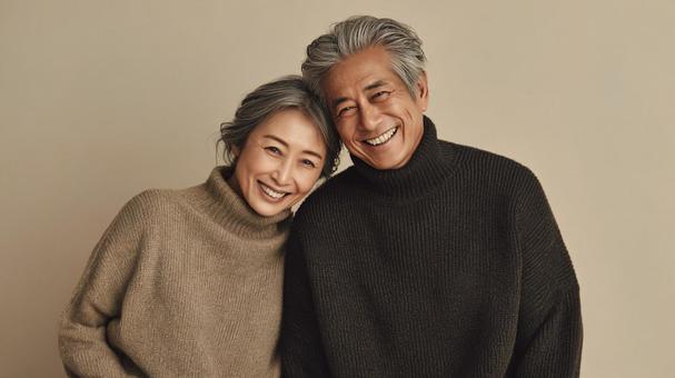 仲睦まじい熟年夫婦 仲睦まじい熟年夫婦の写真