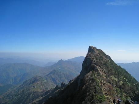 石鎚山から天狗岳をのぞむの写真