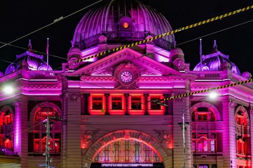 メルボルンの夜景と駅 メルボルンの夜景と駅 フリンダースストリート駅,メルボルン,オーストラリアの写真素材