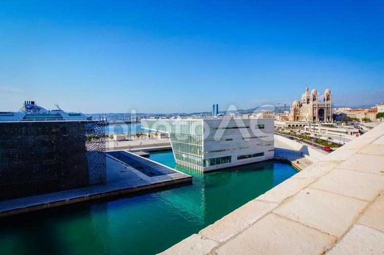 マルセイユの港と近代建築 近代建築,海,港の写真素材