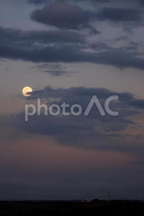 夕暮れ時の満月 夕暮れ,夕焼け,満月の写真素材