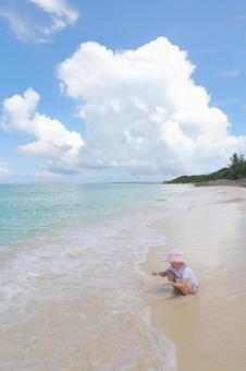 波打ち際で遊ぶ子供のいる海 波打ち際で遊ぶ子供のいる海 波打ち際,砂浜,砂遊びの写真素材