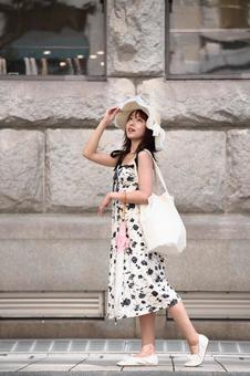 空を見上げる街歩きの女性 空を見上げる街歩きの女性の写真