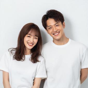白背景で微笑む男女のポートレート 白背景で微笑む男女のポートレートの写真