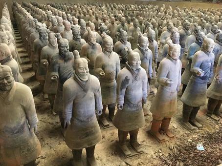 兵馬俑の壮大な行列の写真
