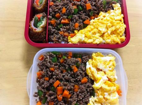 【仕事用の昼食】お揃いのそぼろ弁当2つ 【仕事用の昼食】お揃いのそぼろ弁当2つ そぼろ丼,そぼろ弁当,弁当の写真素材