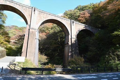 碓氷峠にある眼鏡橋と紅葉 青空,紅葉,秋の写真素材