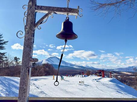 スキー場の鐘と浅間山の雪景色 鐘,ベル,雪山の写真素材